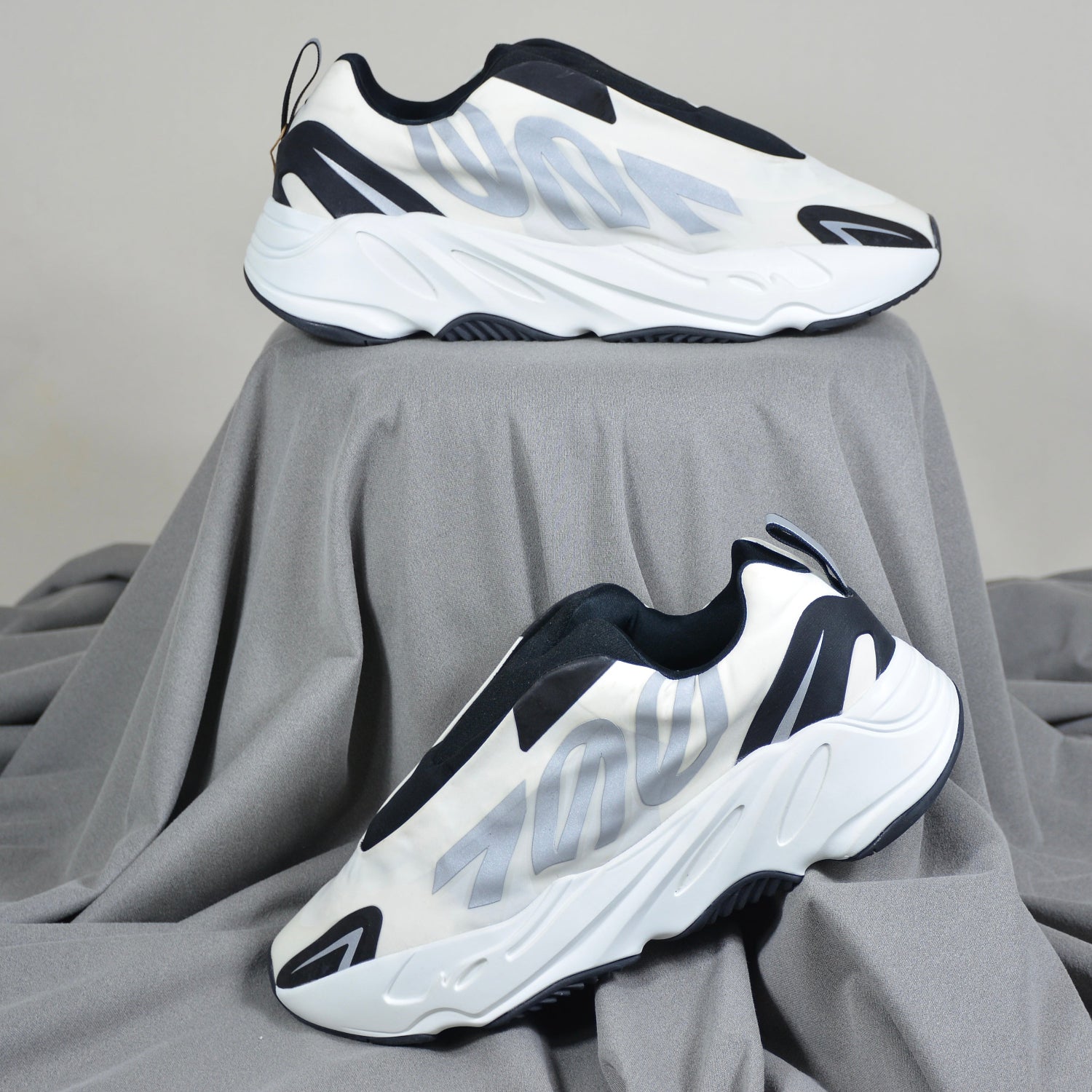 Adidas Yeezy Boost 700 MNVN Laceless