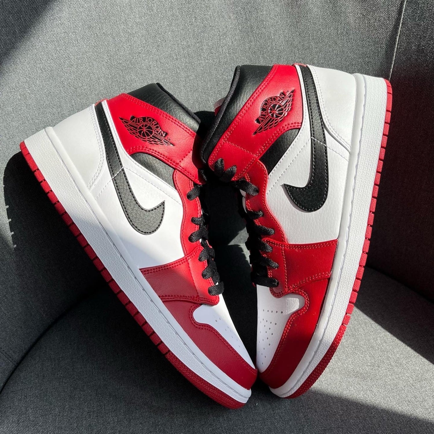 Jordan 1 Mid Chicago