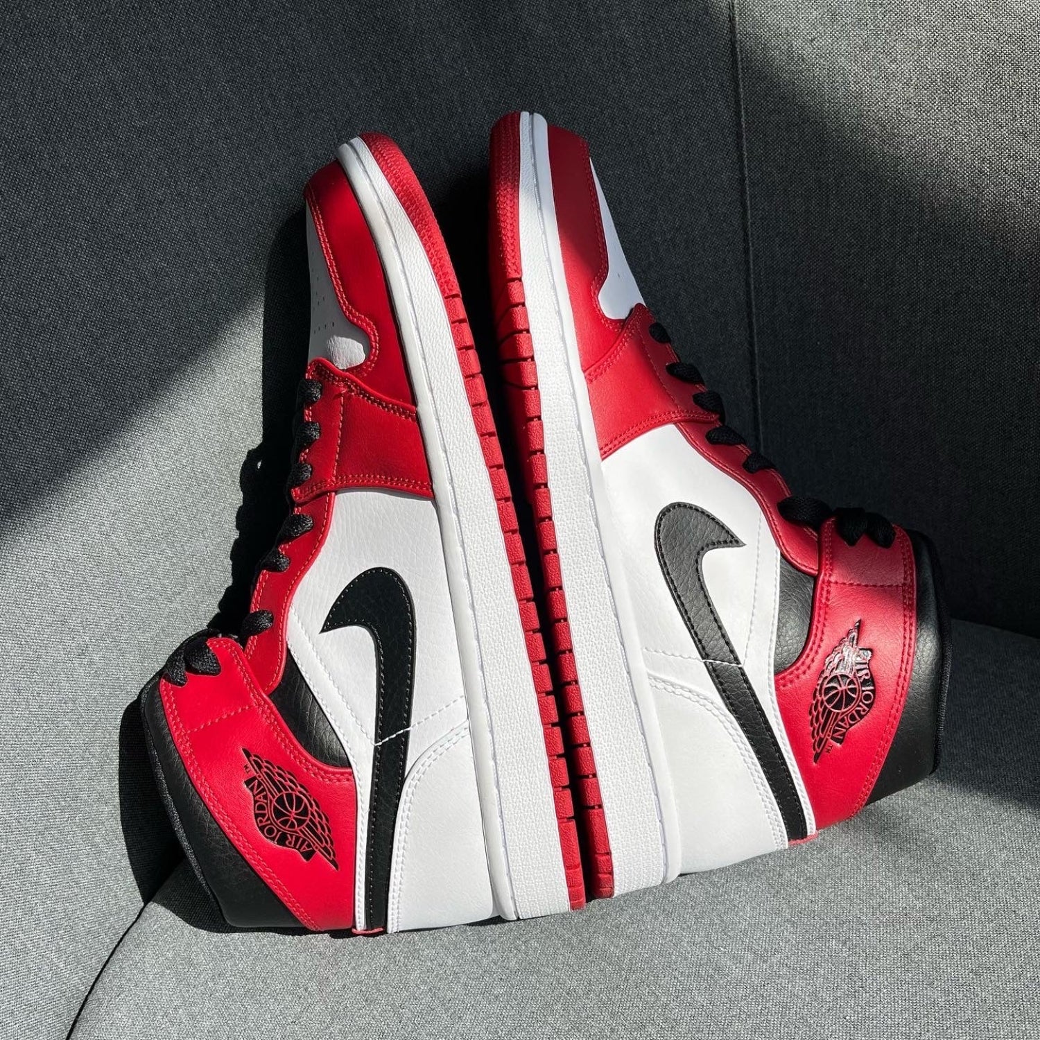 Jordan 1 Mid Chicago