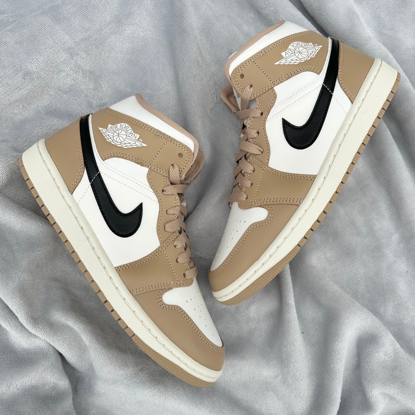 Air Jordan 1 Mid Bej