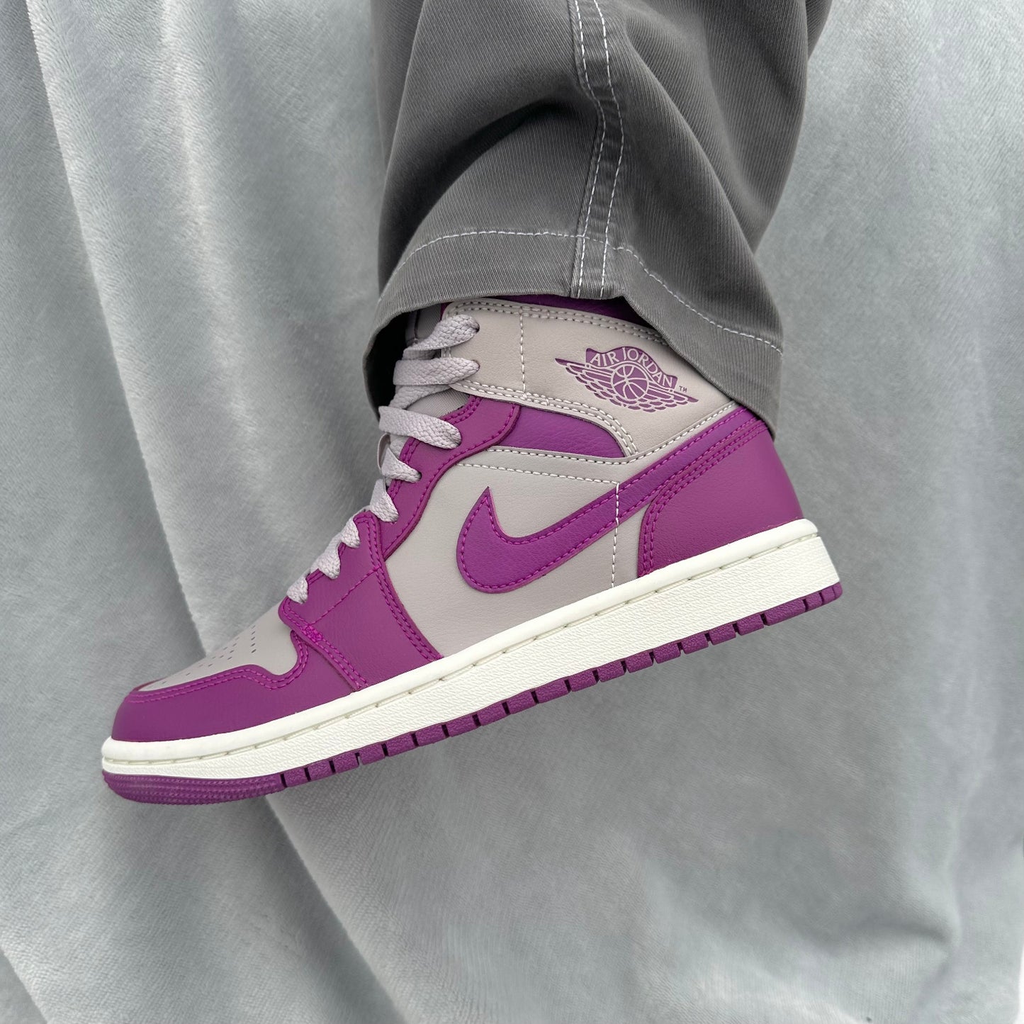 Air Jordan 1 Mid Magenta