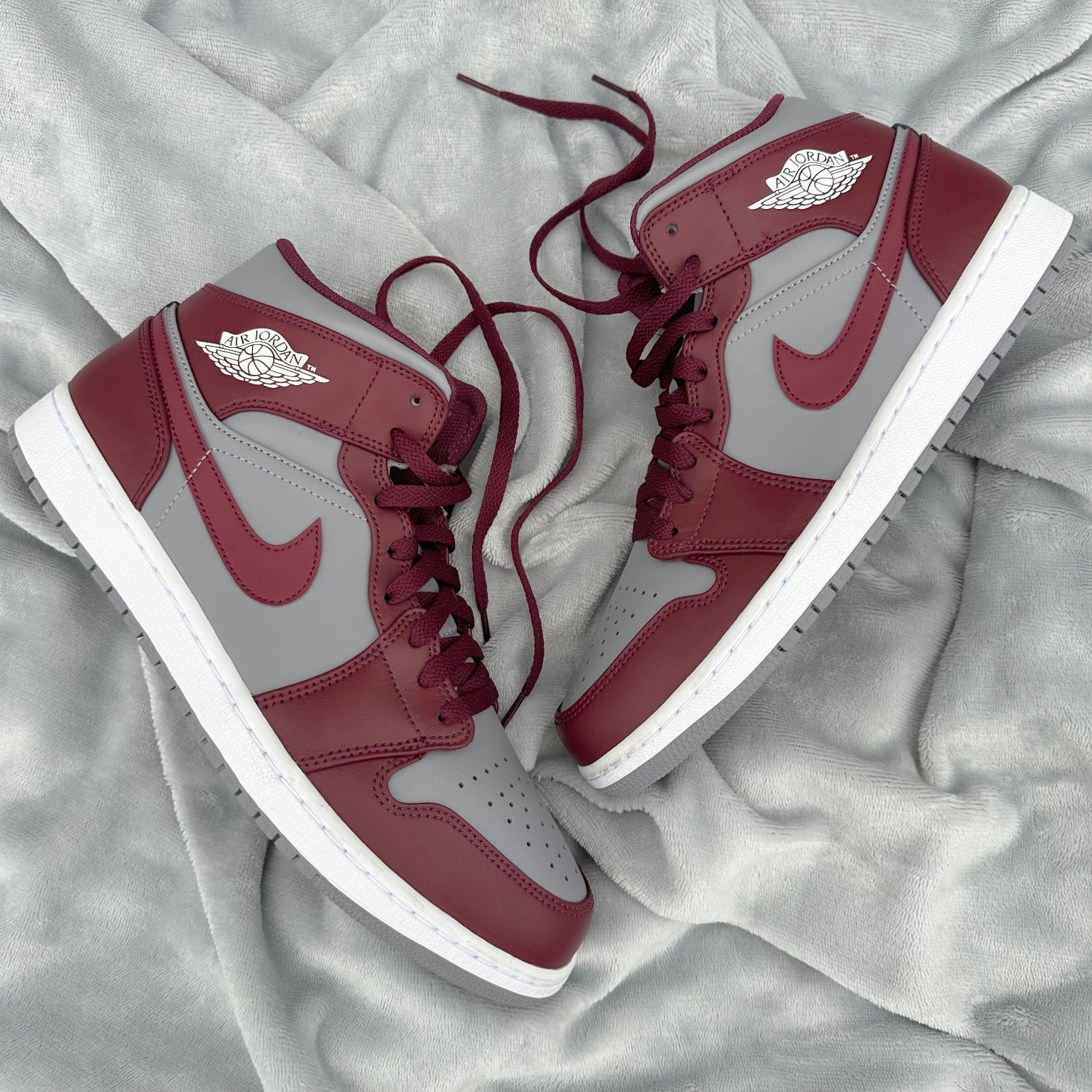 Jordan 1 Rosu Visiniu