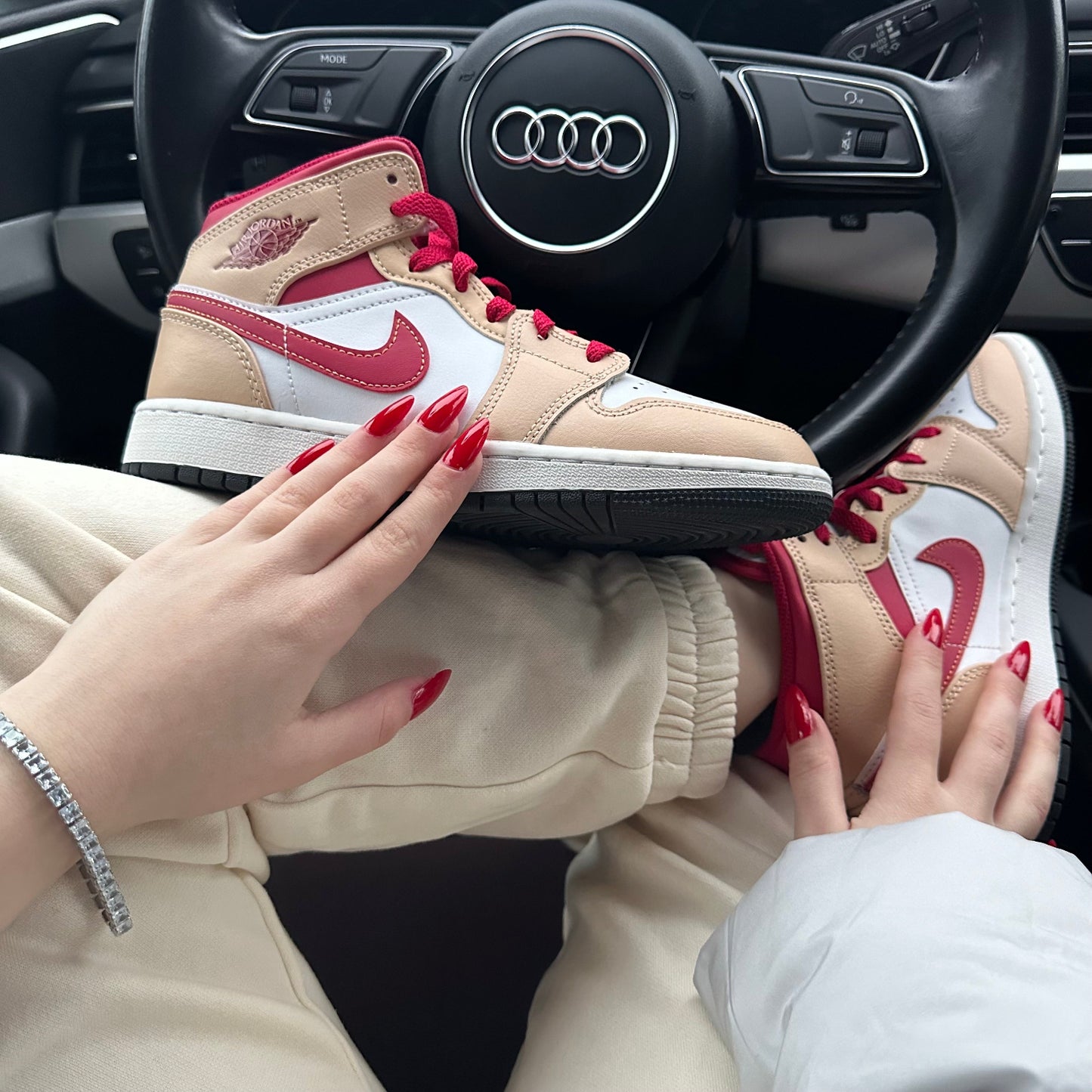 Jordan 1 Mid Cardinal