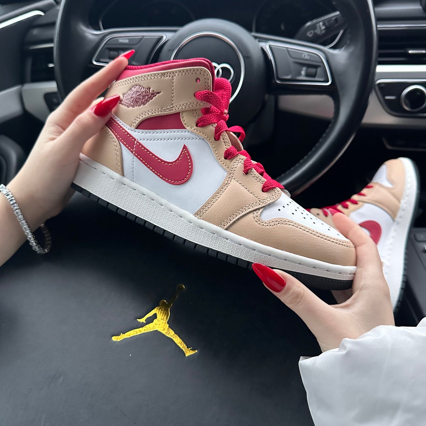 Jordan 1 Mid Bej