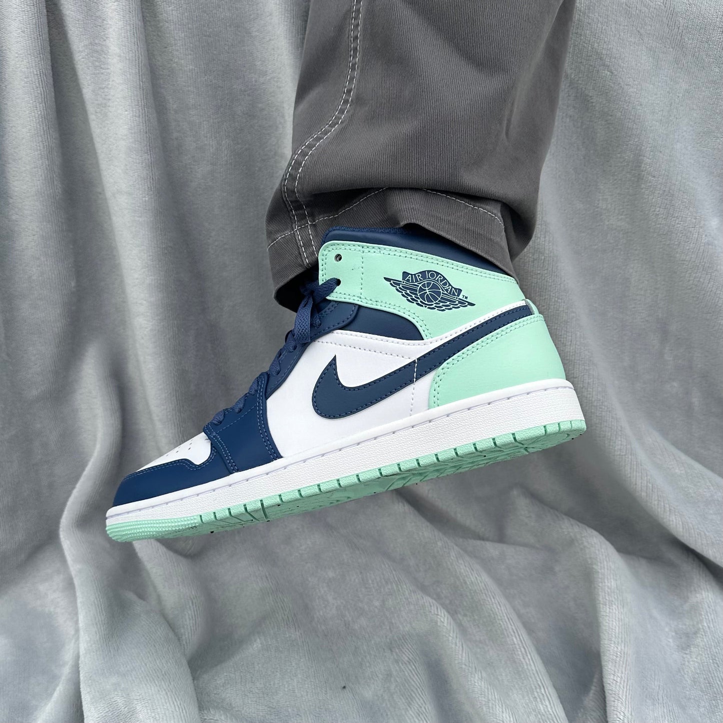 Air Jordan 1 Mid Verde Deschis
