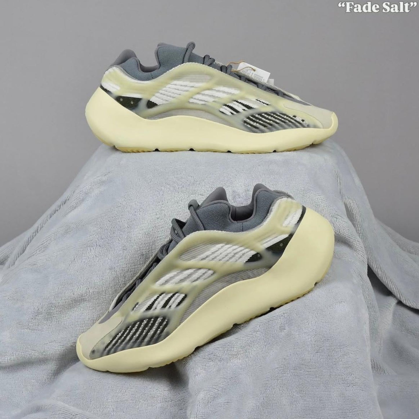 Pantofi Sport Yeezy Boost 700 V3 Fade Salt