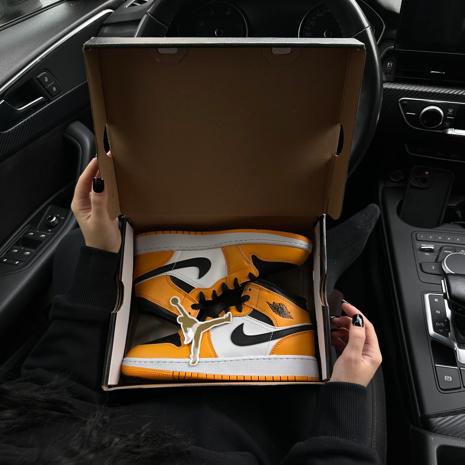 Jordan 1 Mid Taxi Galben