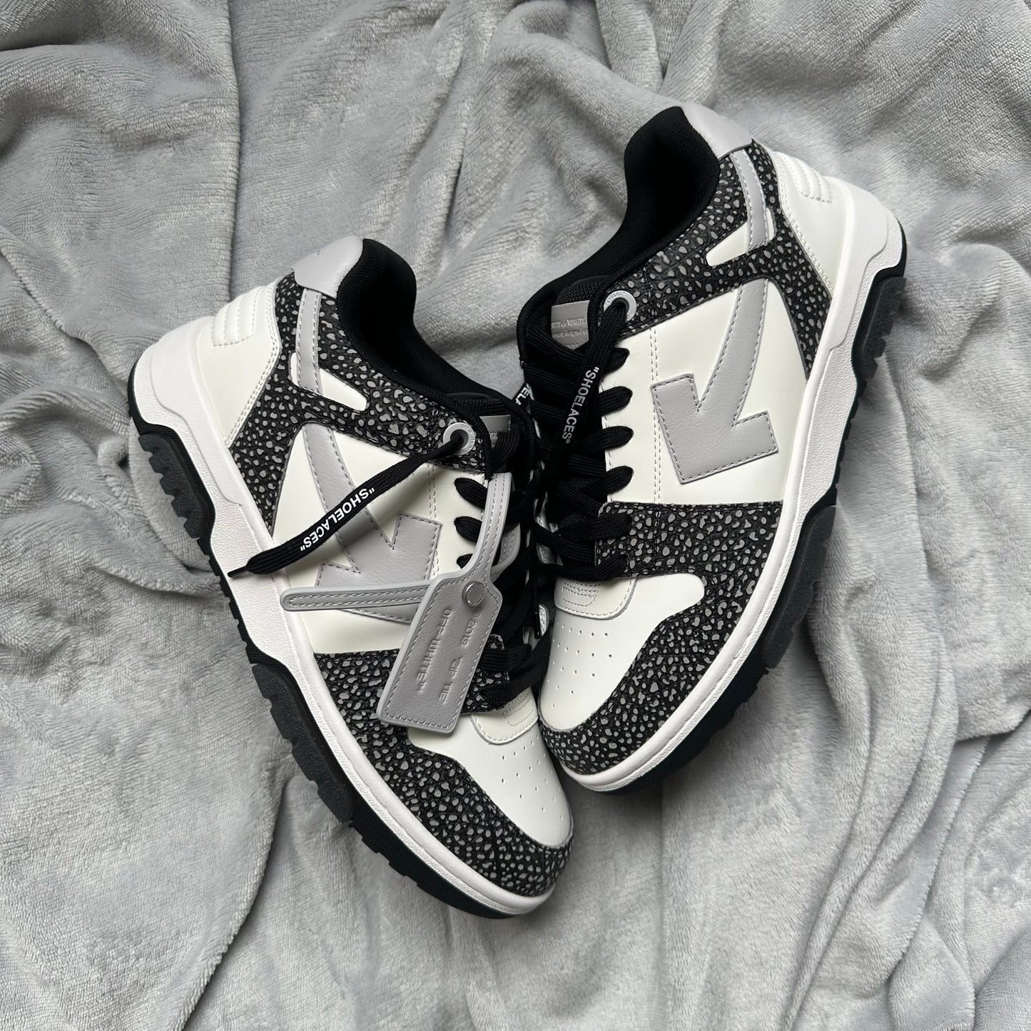 Pantofi Sport Off-White Out Of Office Low Black Grey With Dots OMIA189S23LEA0090109