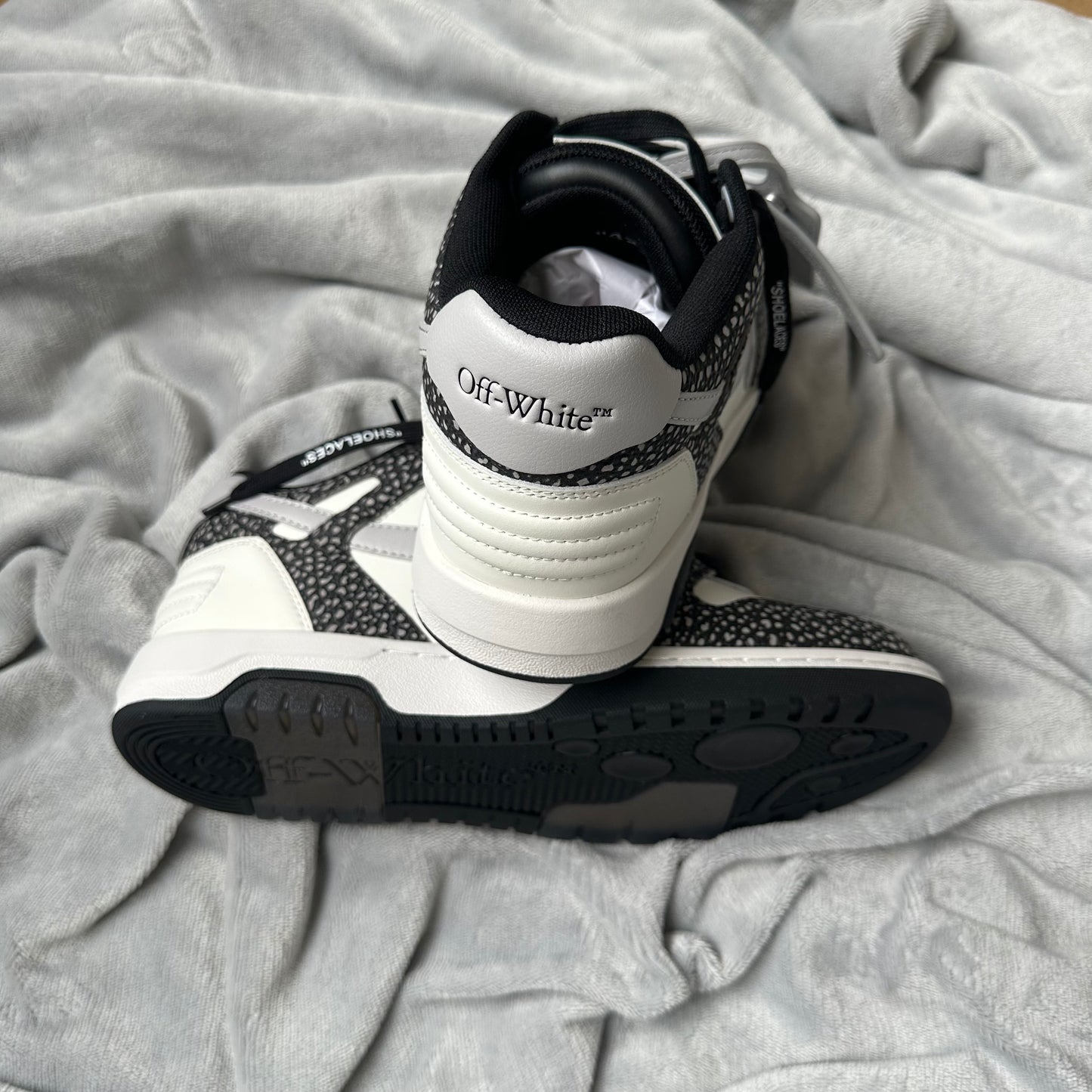 Pantofi Sport Off-White Out Of Office Low Black Grey With Dots OMIA189S23LEA0090109