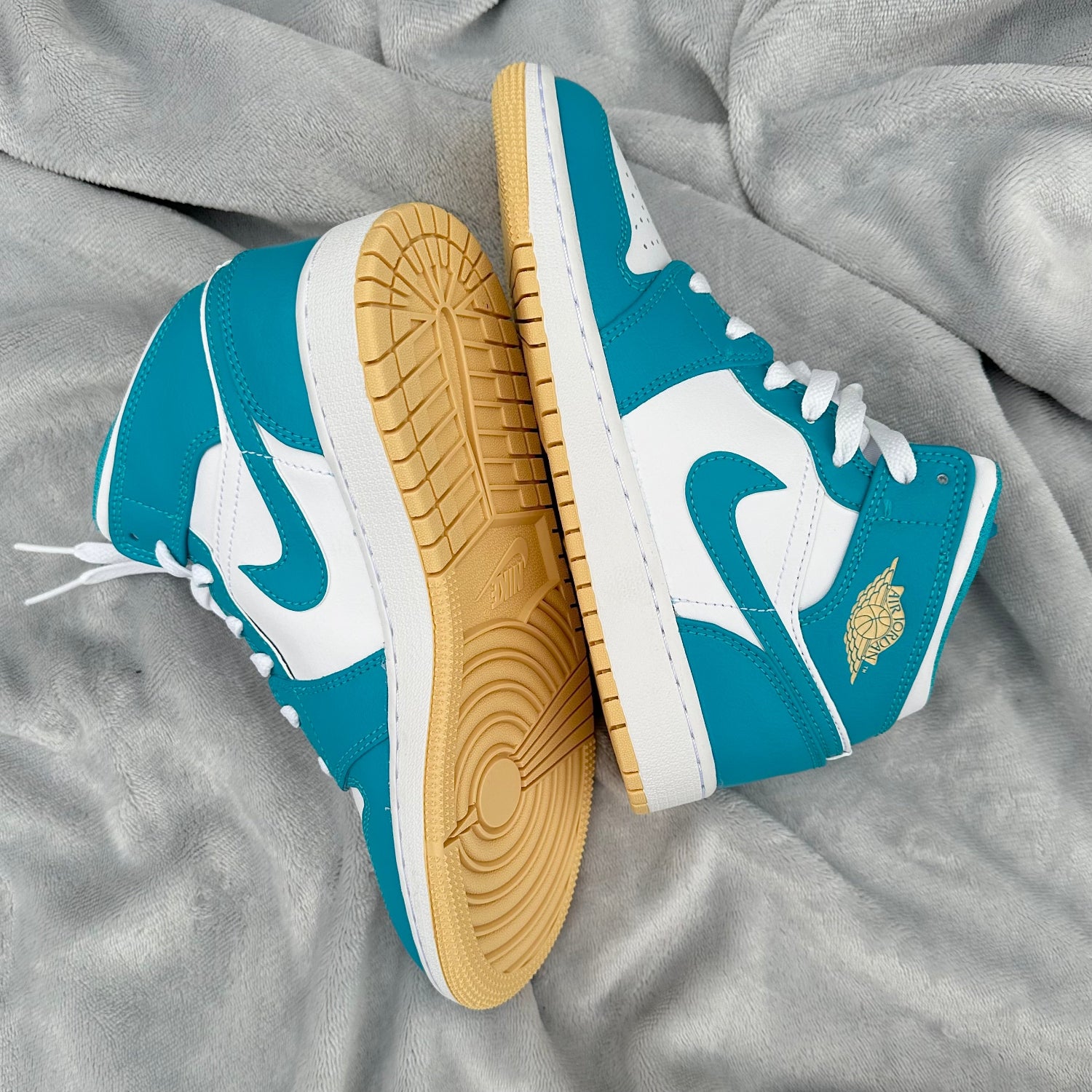 Jordan 1 Mid Aqua Tone