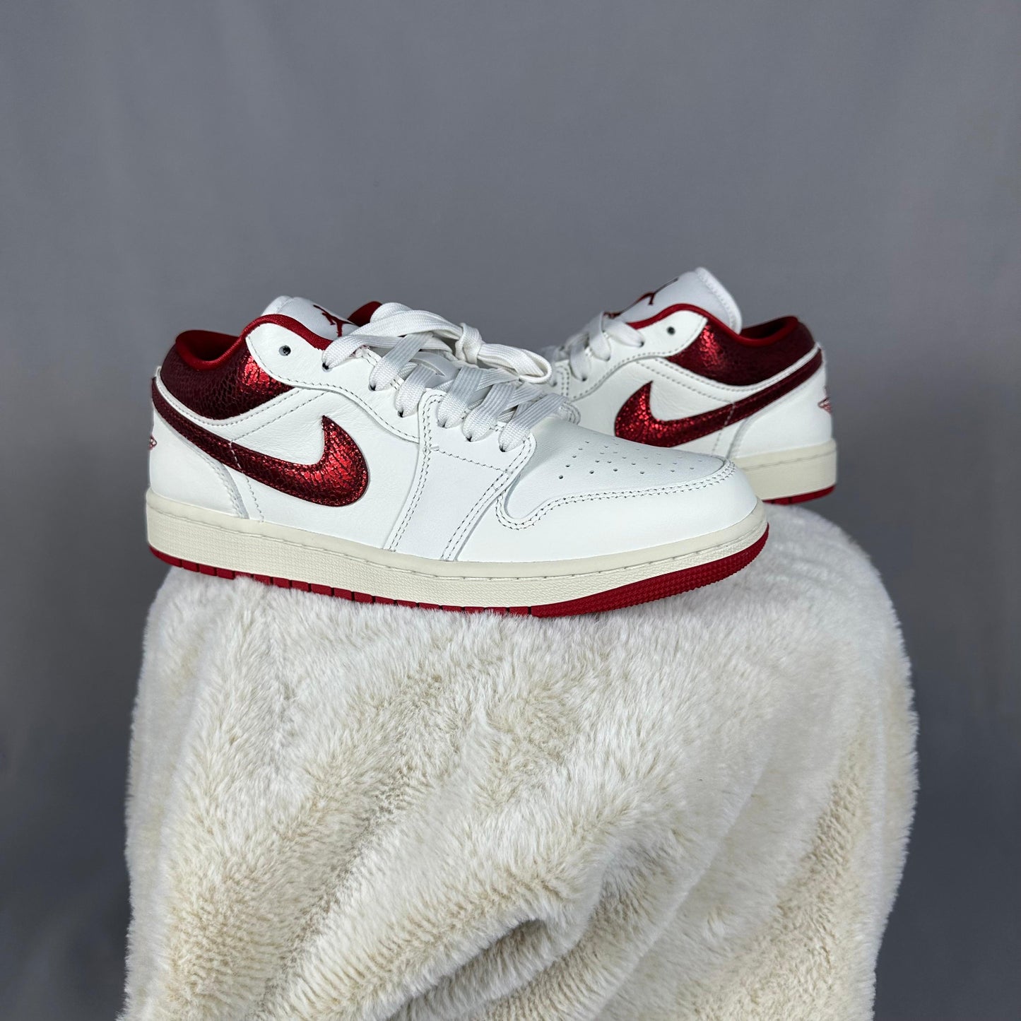 Pantofi Sport Air Jordan 1 low SE Ruby Sail Varsity Red Team Red