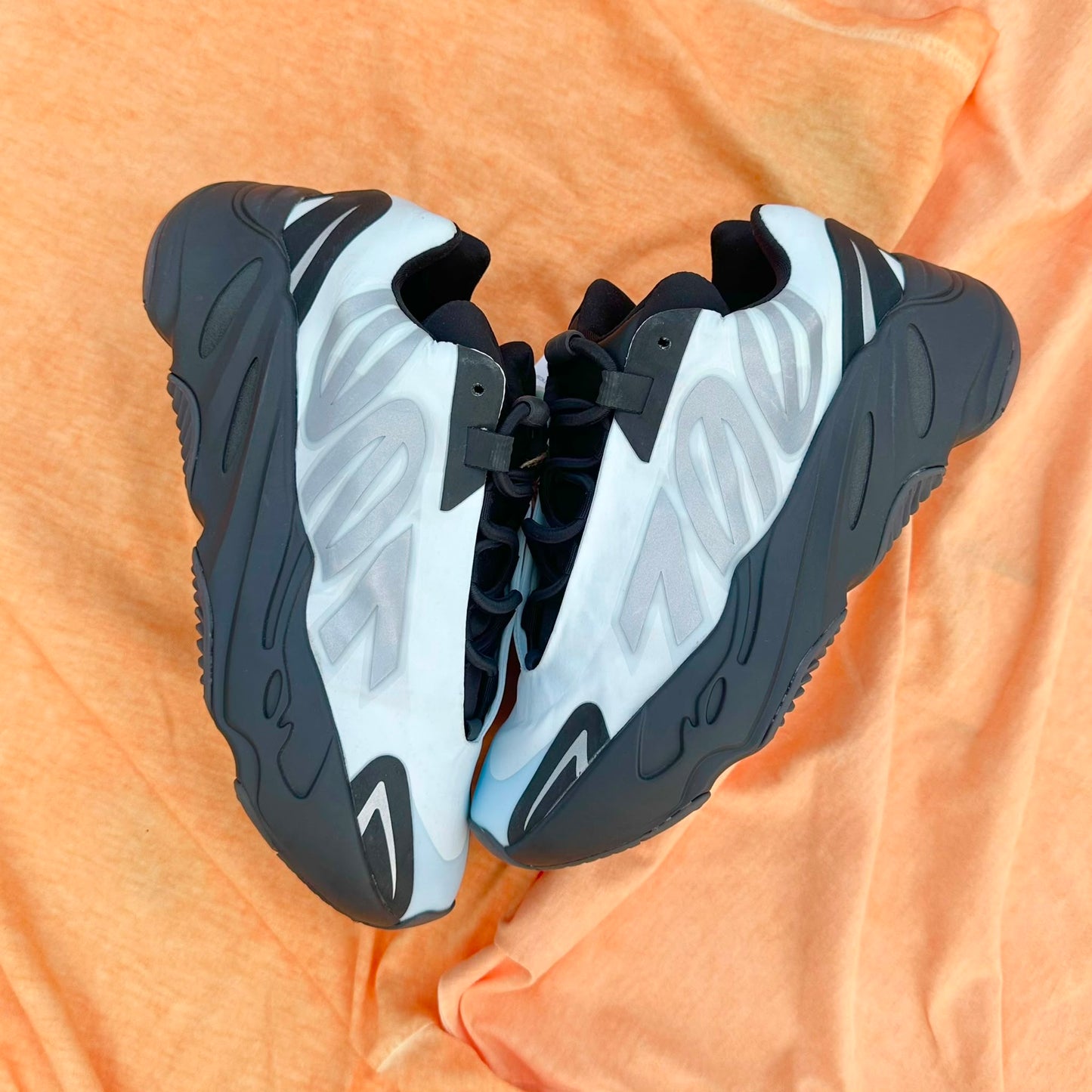 Pantofi Sport Yeezy Boost 700 MNVN Blue Tint