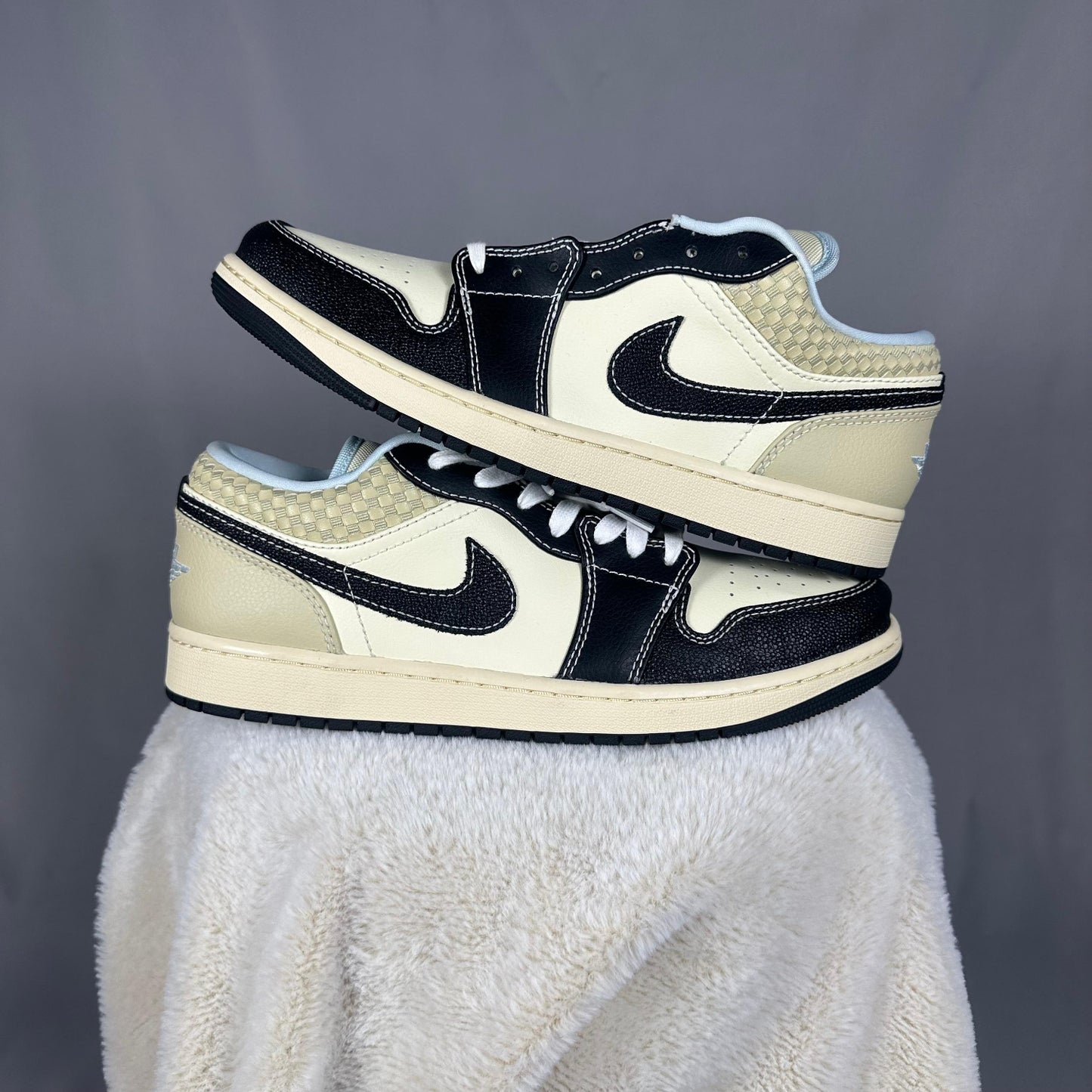 Pantofi Sport Air Jordan 1 low SE Coconut Milk Black Muslin Maro Bej