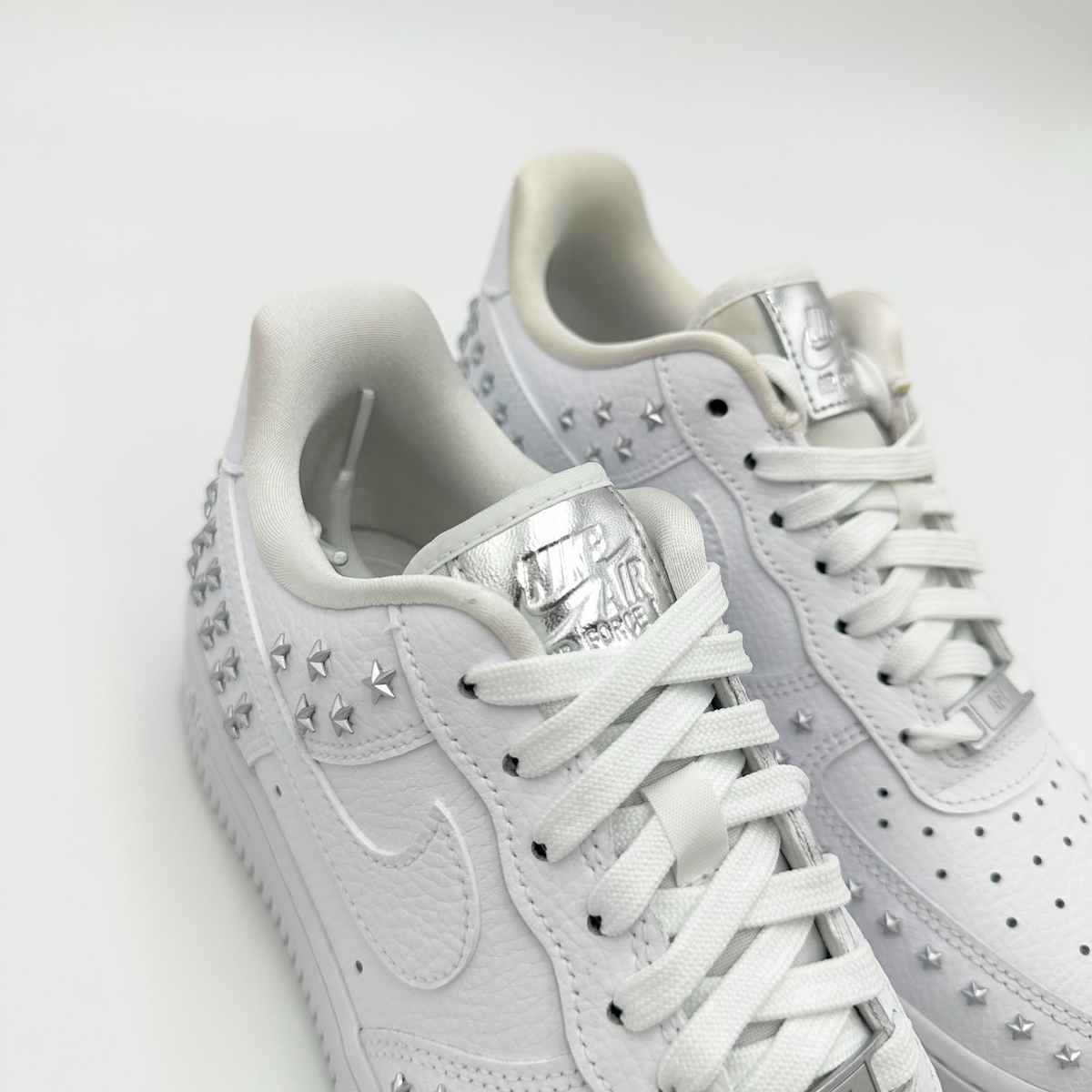 Pantofi Sport Air Force 1 Low White Star Studded Stelute AR0639-100