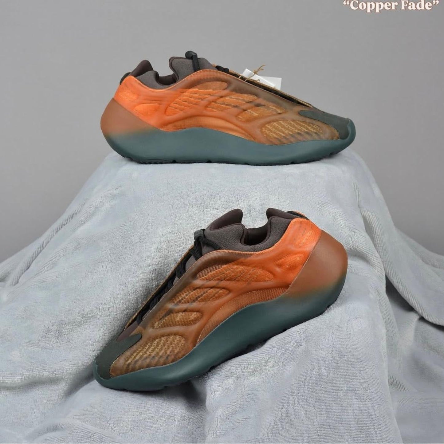 Pantofi Sport Yeezy Boost 700 V3 Fade Copper
