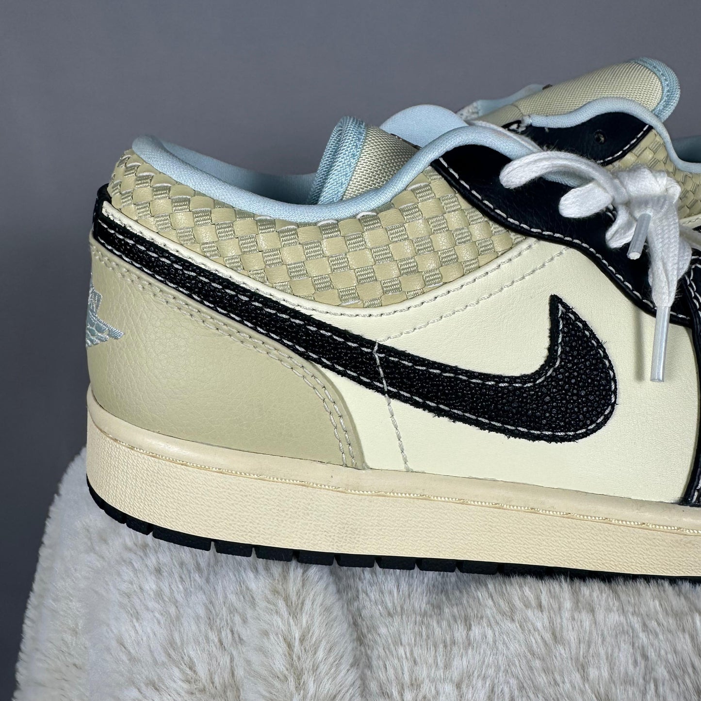 Pantofi Sport Air Jordan 1 low SE Coconut Milk Black Muslin Maro Bej