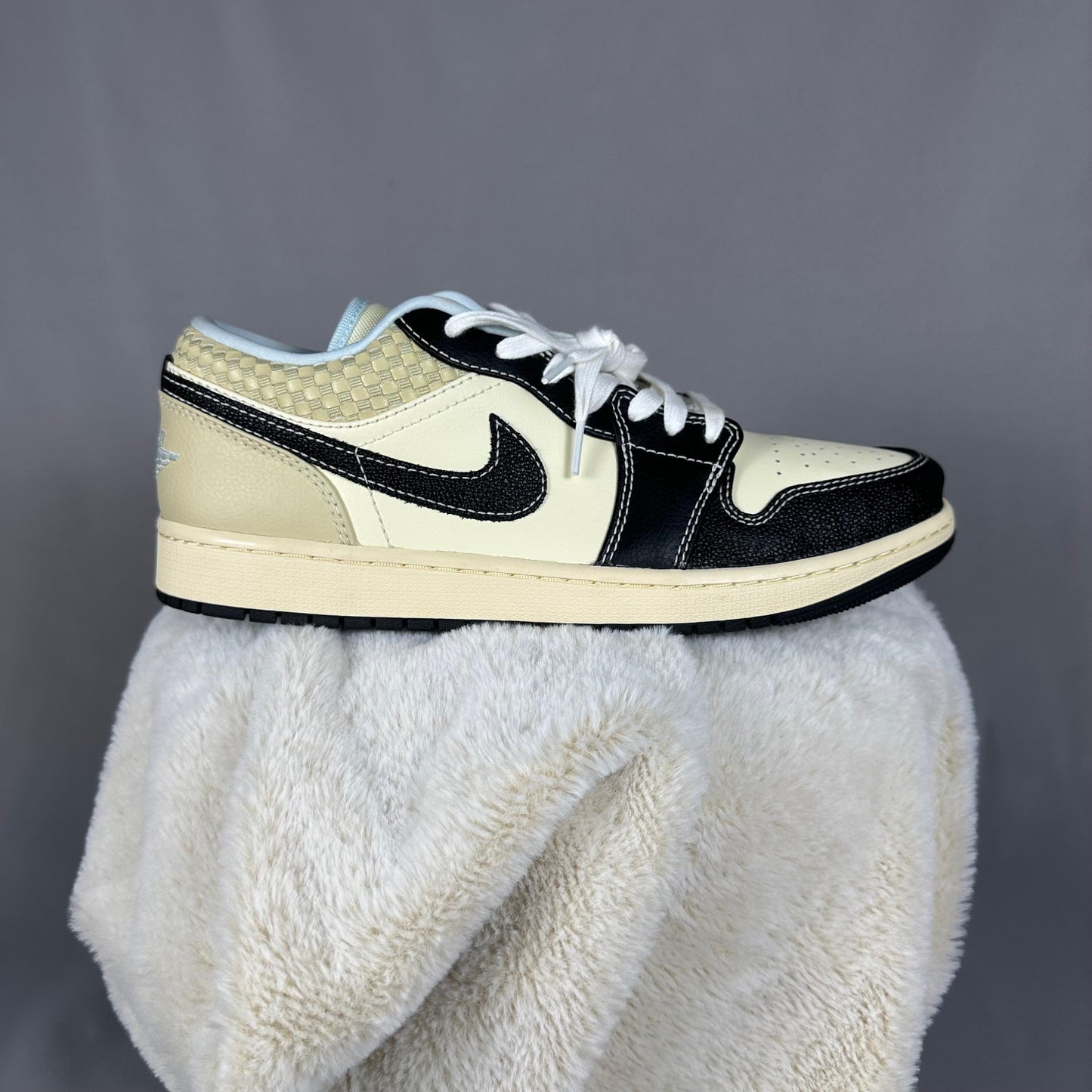 Pantofi Sport Air Jordan 1 low SE Coconut Milk Black Muslin Maro Bej