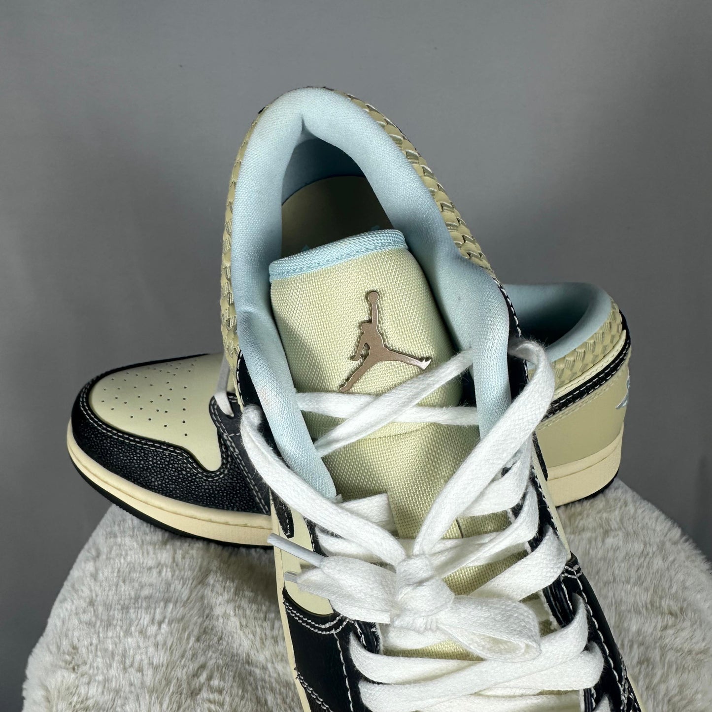 Pantofi Sport Air Jordan 1 low SE Coconut Milk Black Muslin Maro Bej