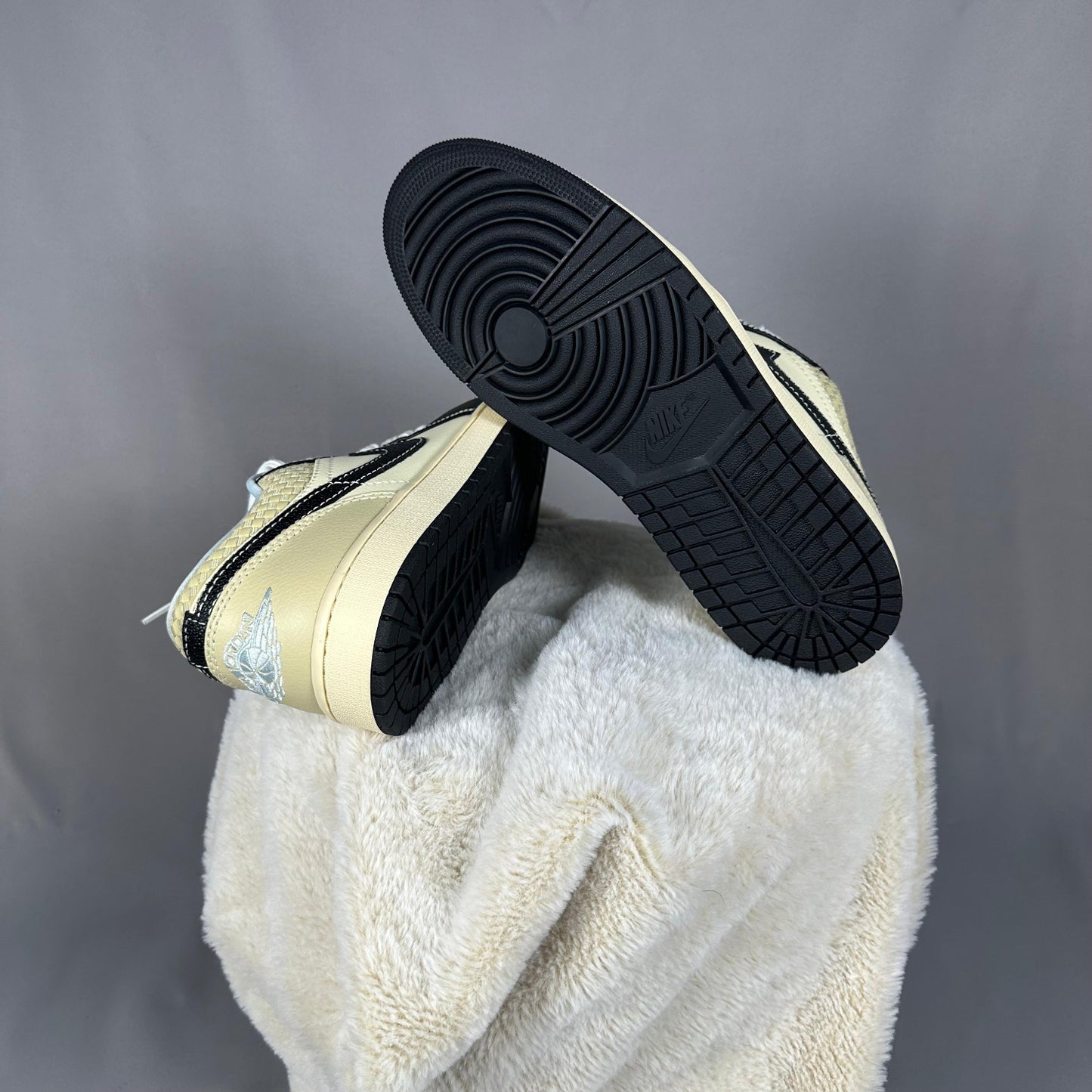 Pantofi Sport Air Jordan 1 low SE Coconut Milk Black Muslin Maro Bej