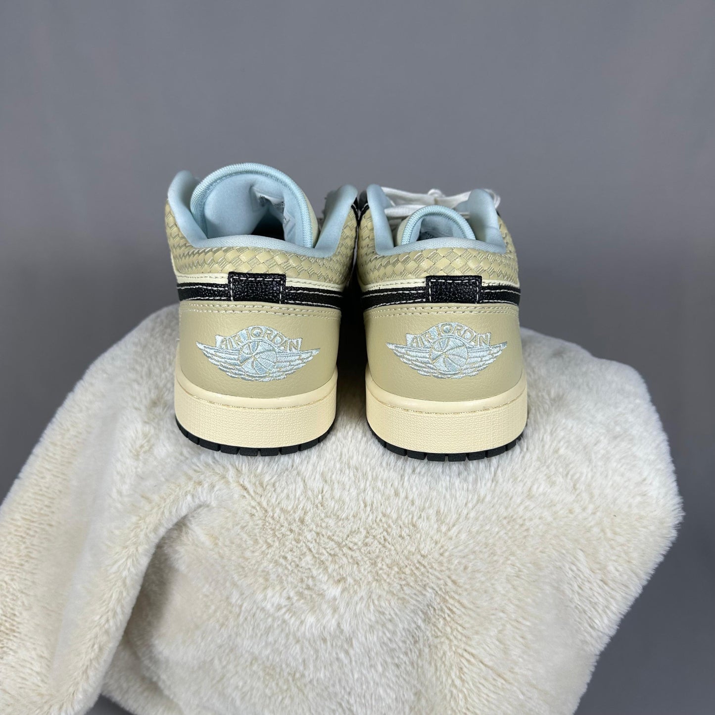 Pantofi Sport Air Jordan 1 low SE Coconut Milk Black Muslin Maro Bej