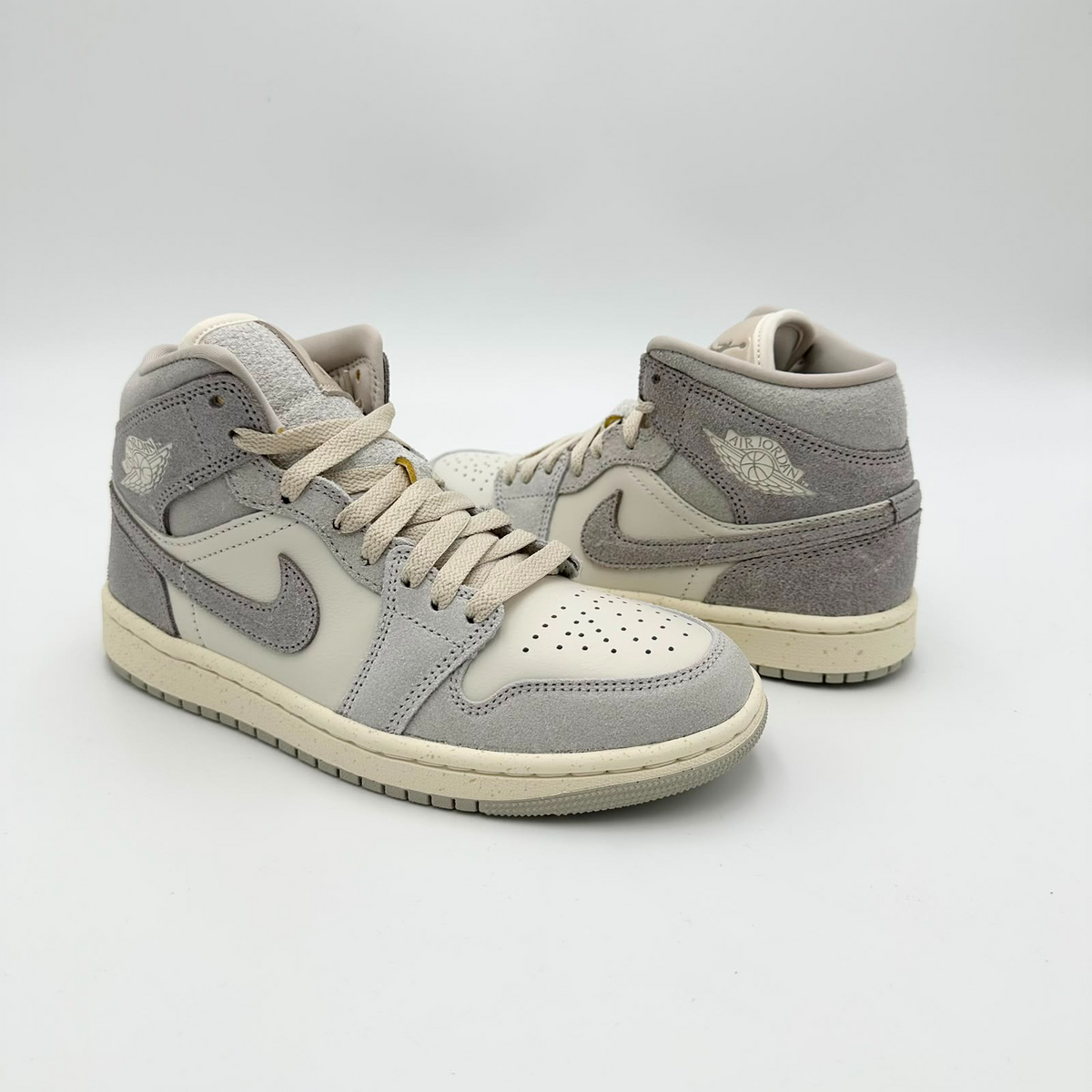 Pantofi Sport Air Jordan 1 Mid Bej Iron Oreo IB7010-001