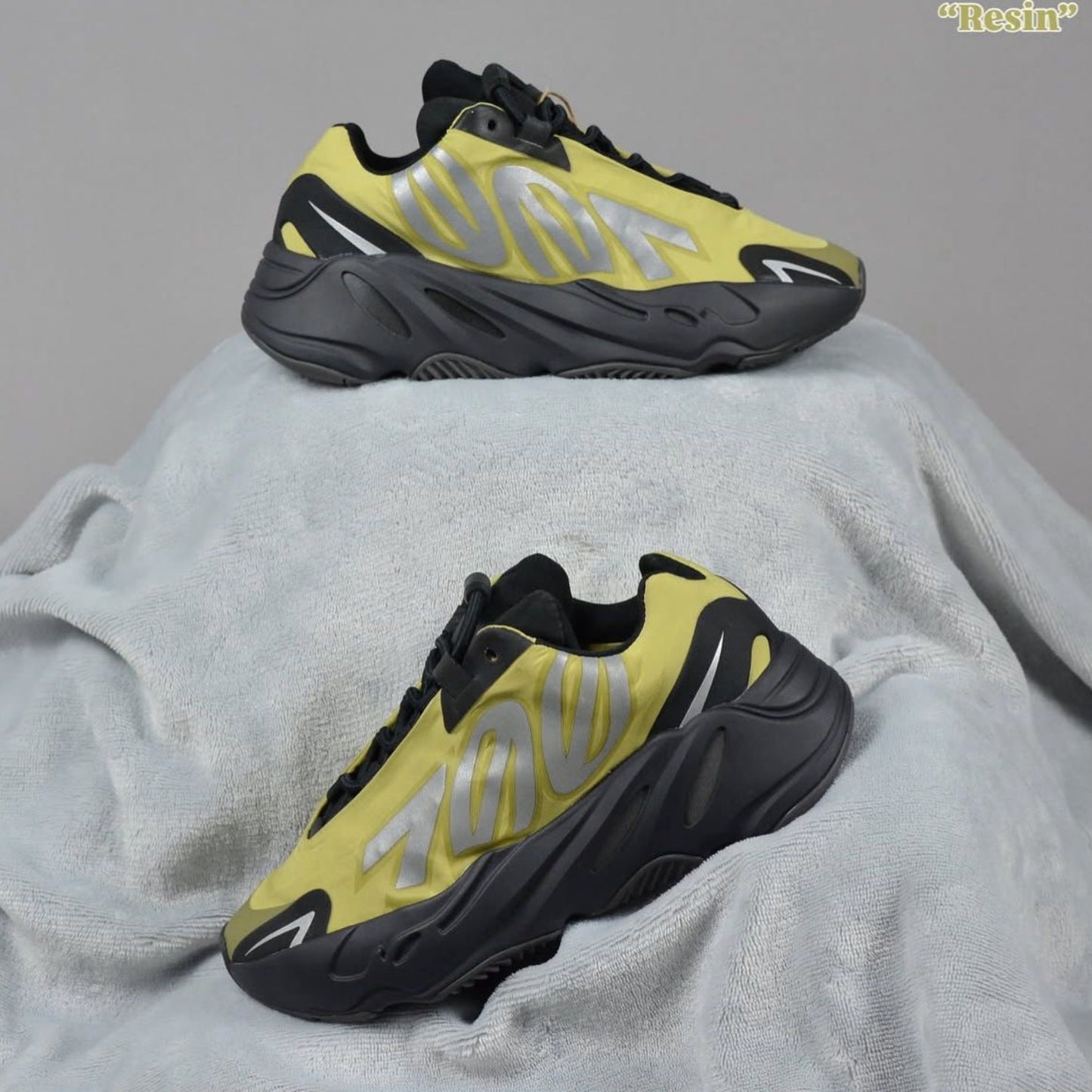 Pantofi Sport Yeezy Boost 700 MNVN Resin
