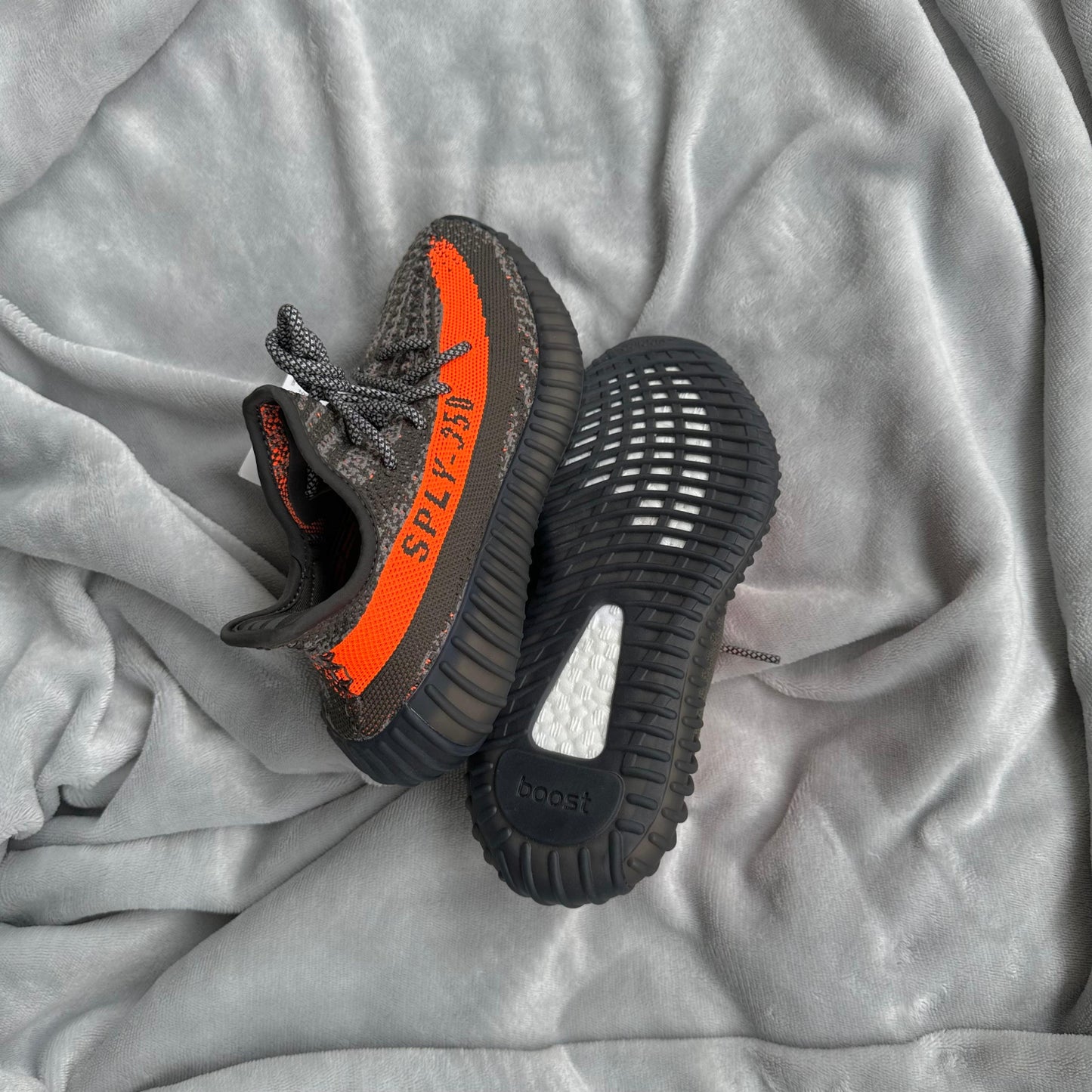 Pantofi Sport Yeezy Boost 350 V2 Beluga Carbon